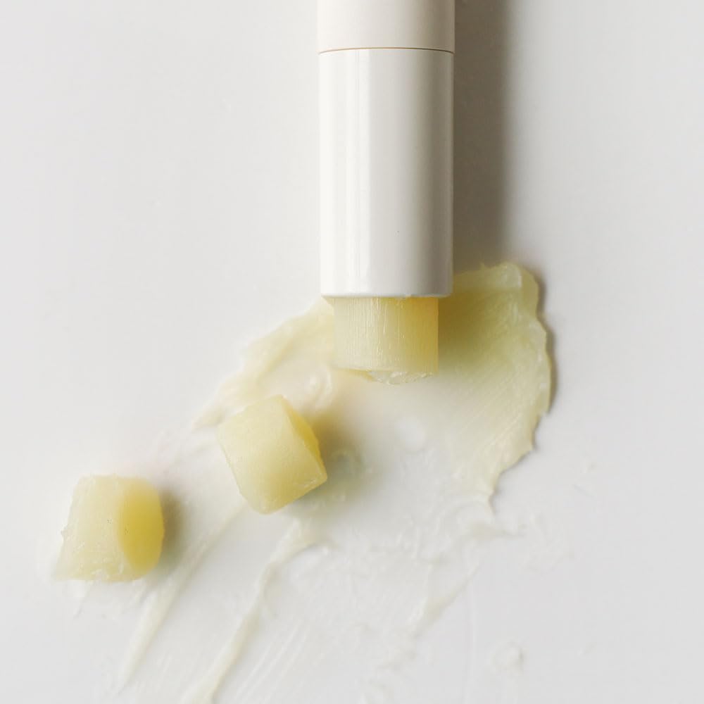SIORIS Hizikia extract gently exfoliates to smooth lip surface.
