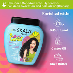 Skala Mais Cachos Hydrates Curls dispensing pump in use
