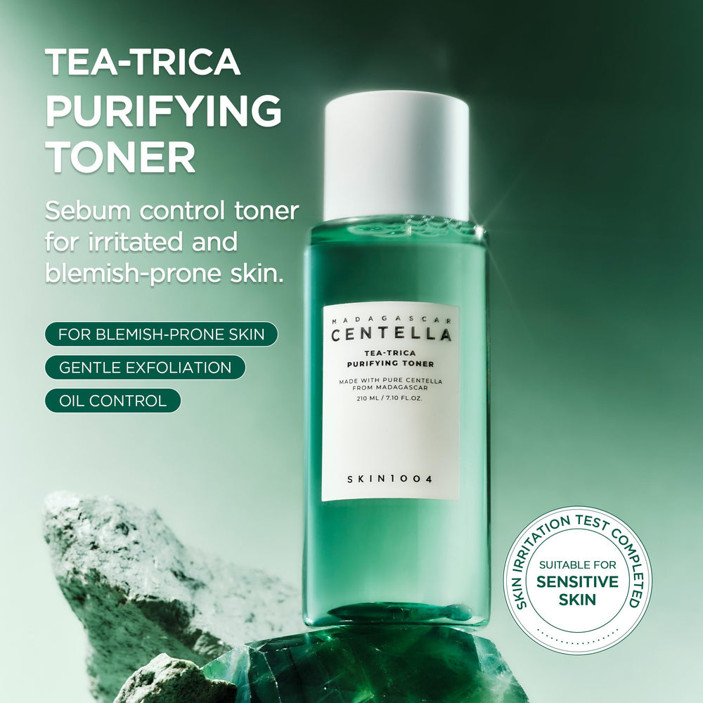Tónico Tea-Trica de SKIN1004, aplicación en las palmas para absorción suave.