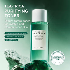 Tónico Tea-Trica de SKIN1004, aplicación en las palmas para absorción suave.