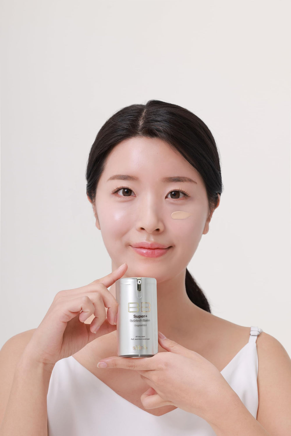 SKIN79 Gold BB Super Plus gold and caviar ingredients convey luxurious moisture