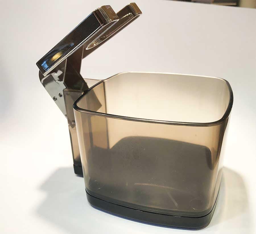 Skull Shaver Platinum Rinse Stand features a large water container for thorough rinsing