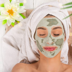 SMART SOLUTIONS Calcium Bentonite Clay face mask application highlights soothing skincare potential