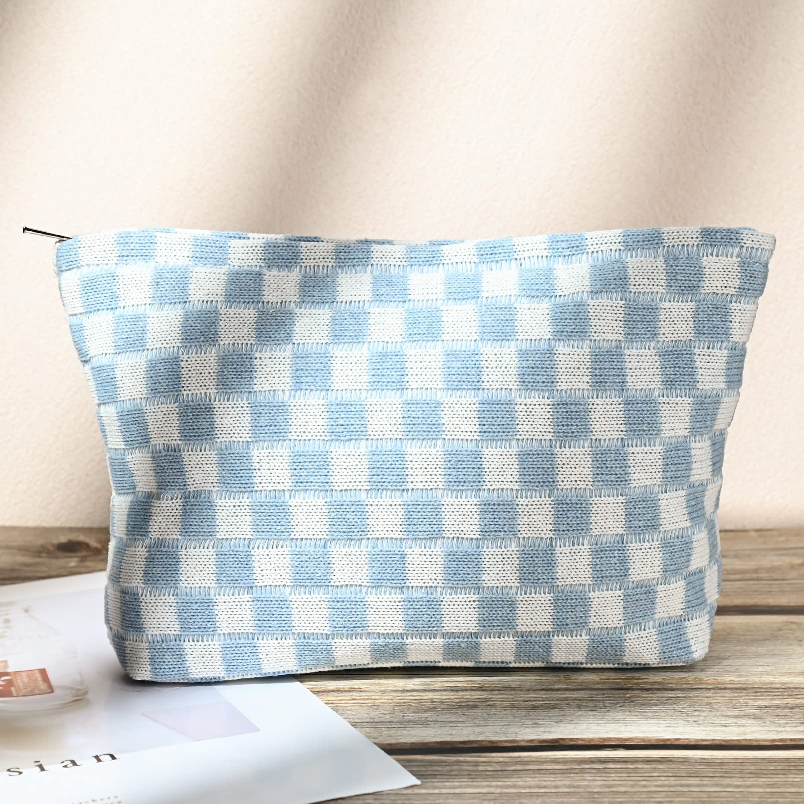SOIDRAM makeup bag material closeup reveals canvas texture and durable stitching.