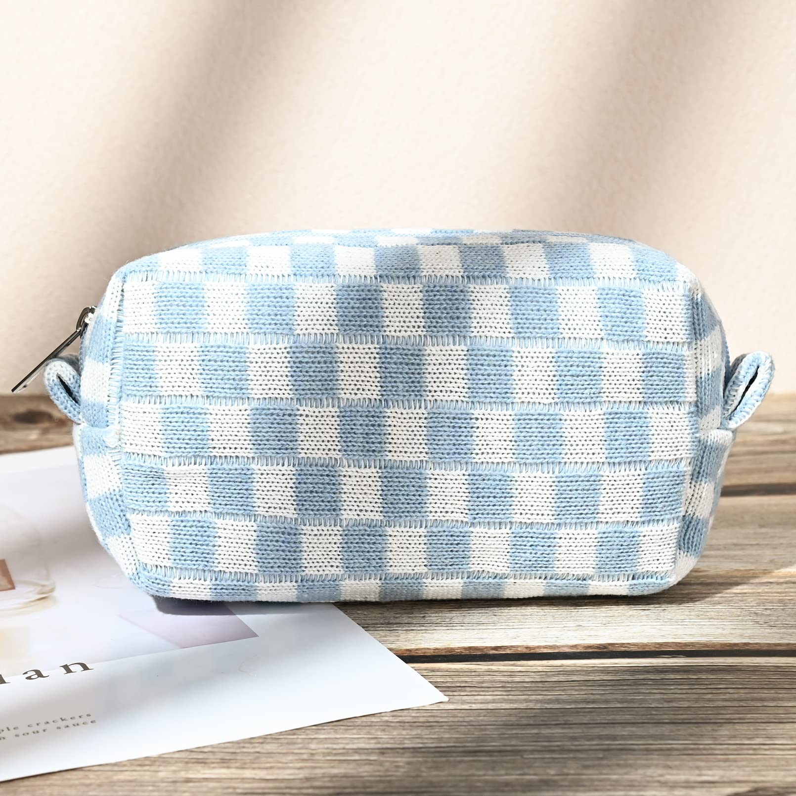 SOIDRAM makeup bag zipper detail showcases secure closure and smooth operation.