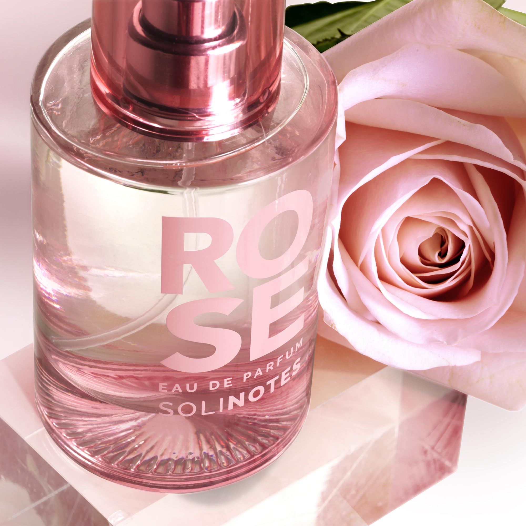 Solinotes Rose rose bouquet image evokes romantic fragrance inspiration.