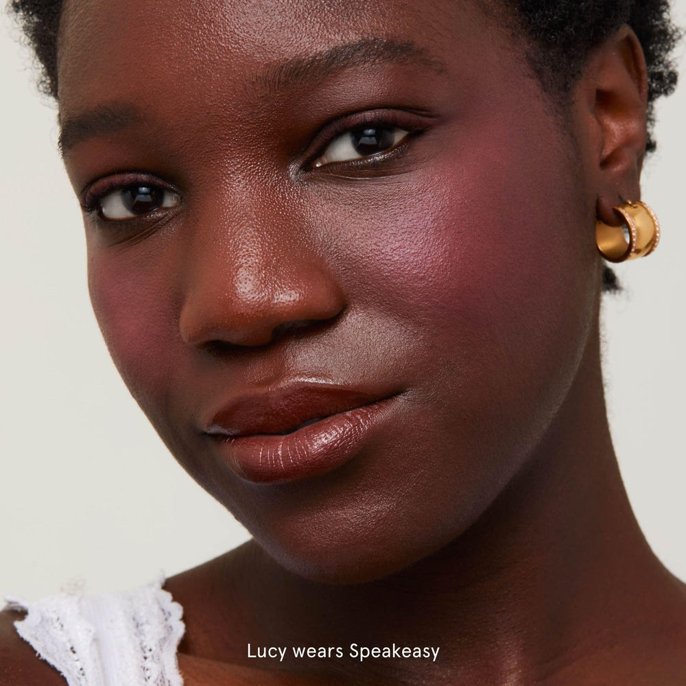 SOSHE Blurring Pillow Blush on cheek for soft, featherlight finish