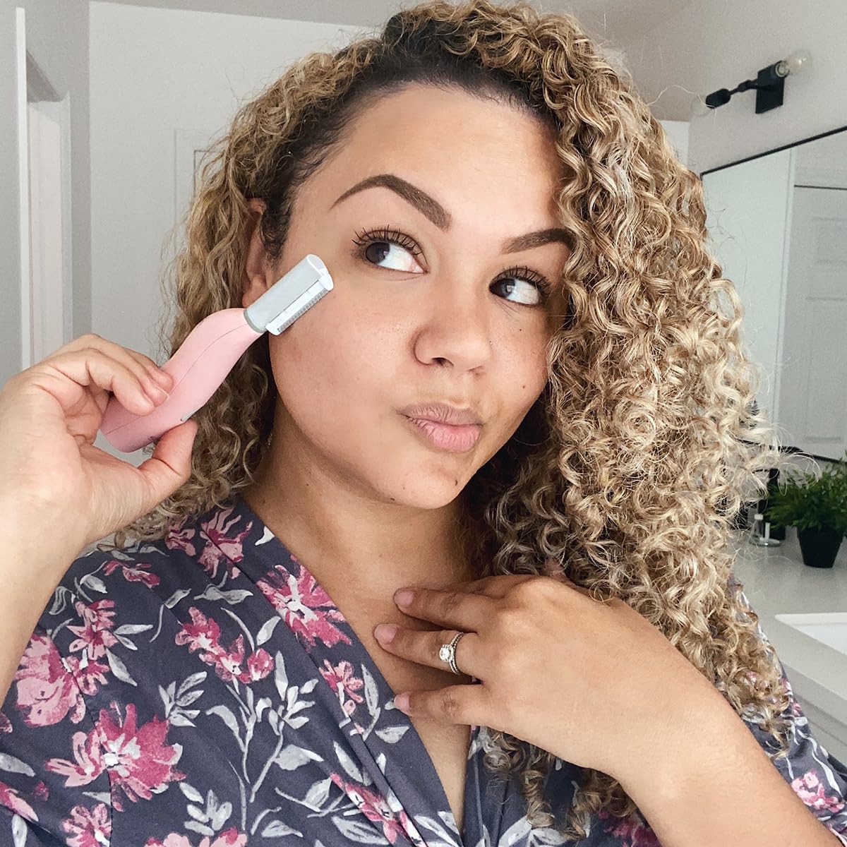 Aplicación de maquillaje más suave tras dermaplaning con SIMA.