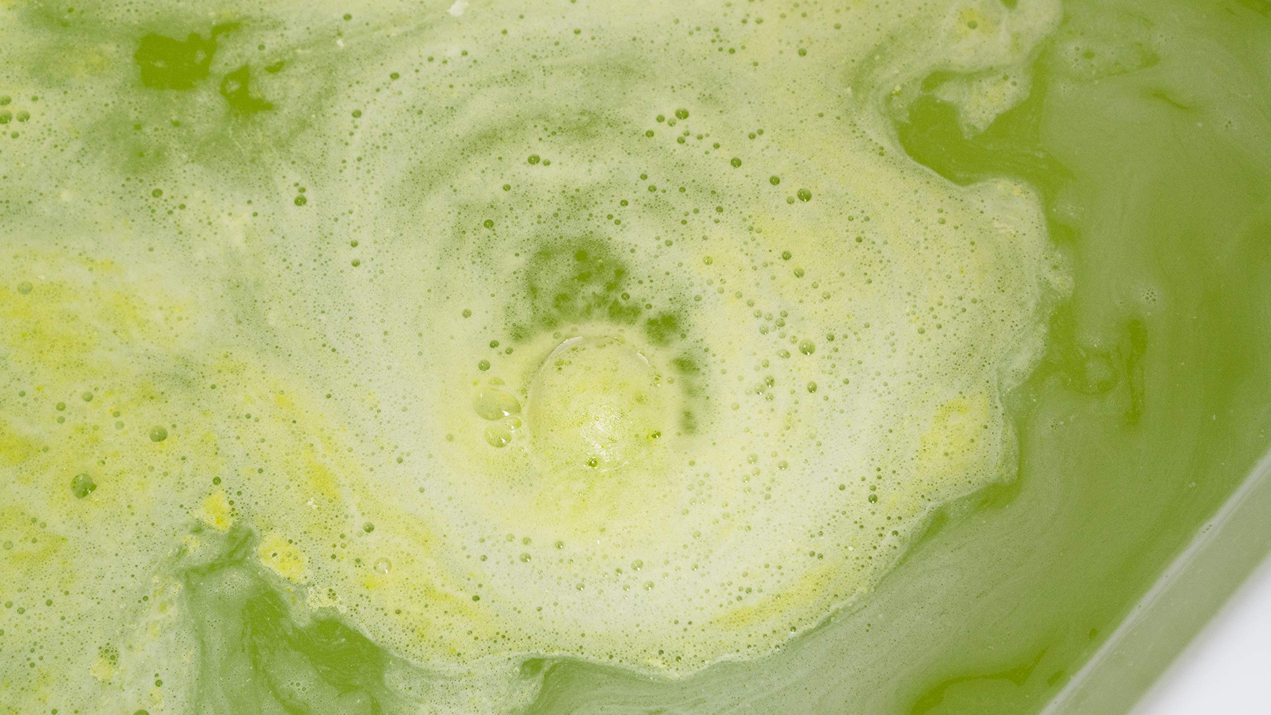Sportigift cruelty-free tennis-ball bath bombs without animal testing.