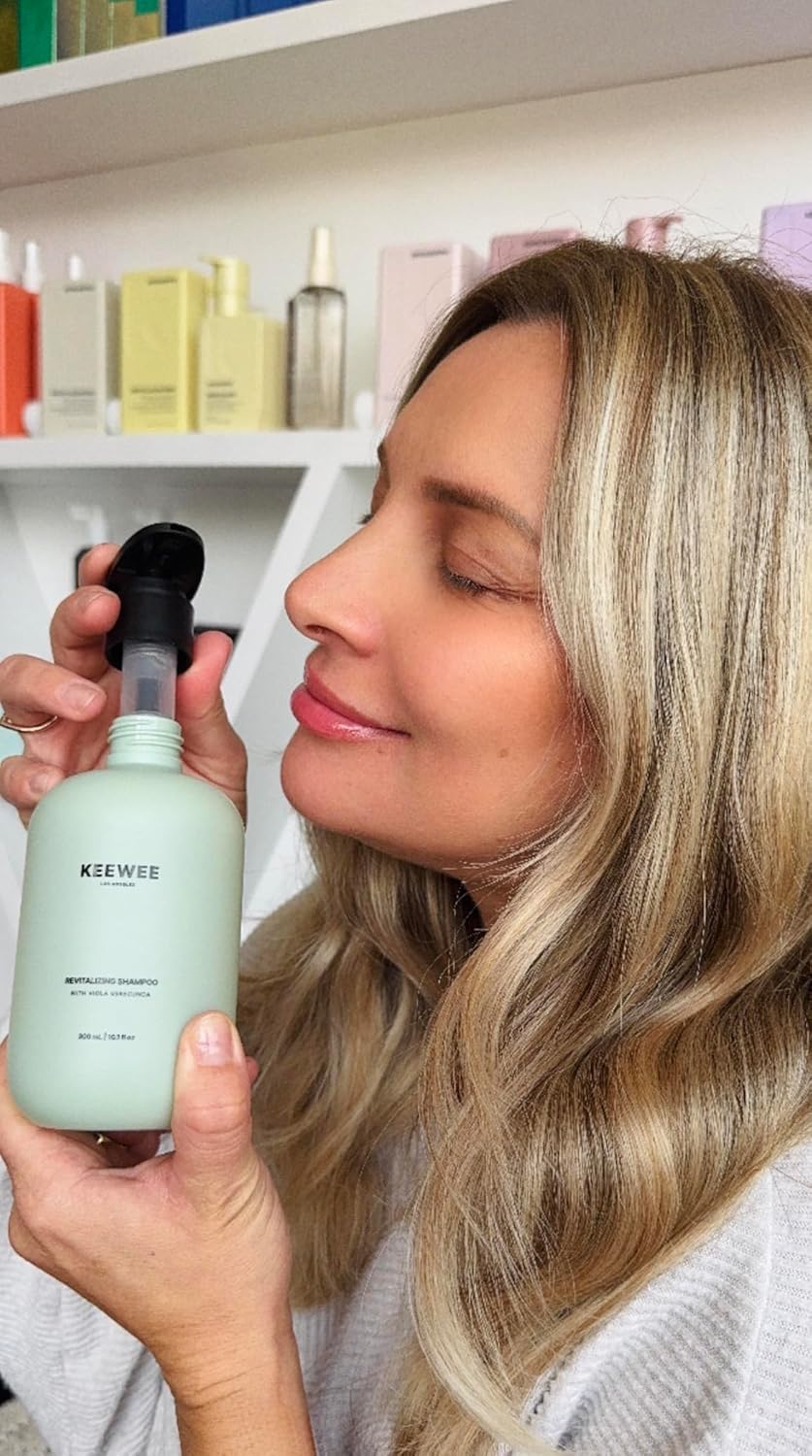 SRILabs KEEWEE color-safe formula protects vibrancy during cleansing.