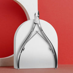 Staleks Classic 12 cuticle nippers close-up blade edge for clean cuts