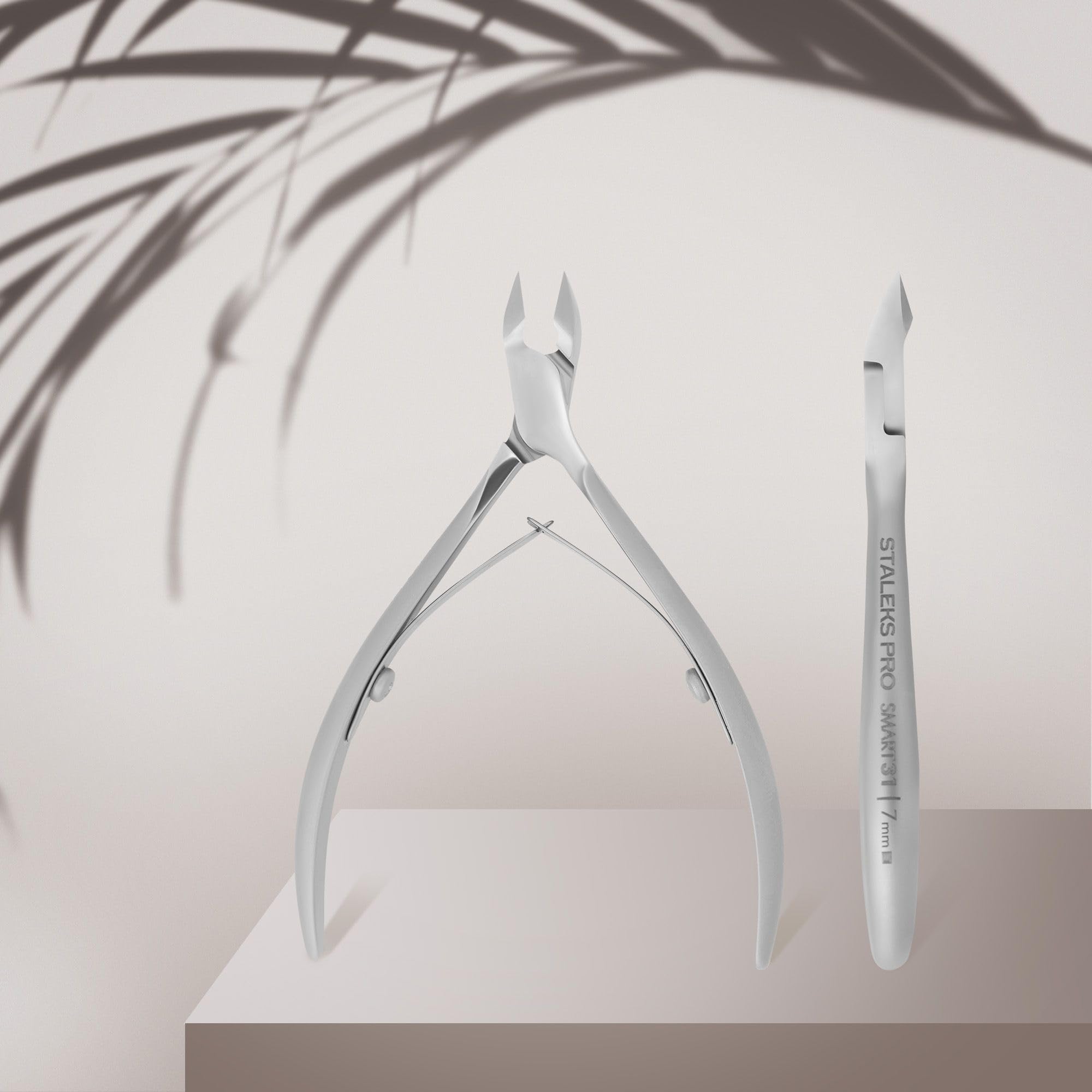 Staleks Pro SMART 31 ergonomic handles visible for comfortable grip and reduced fatigue