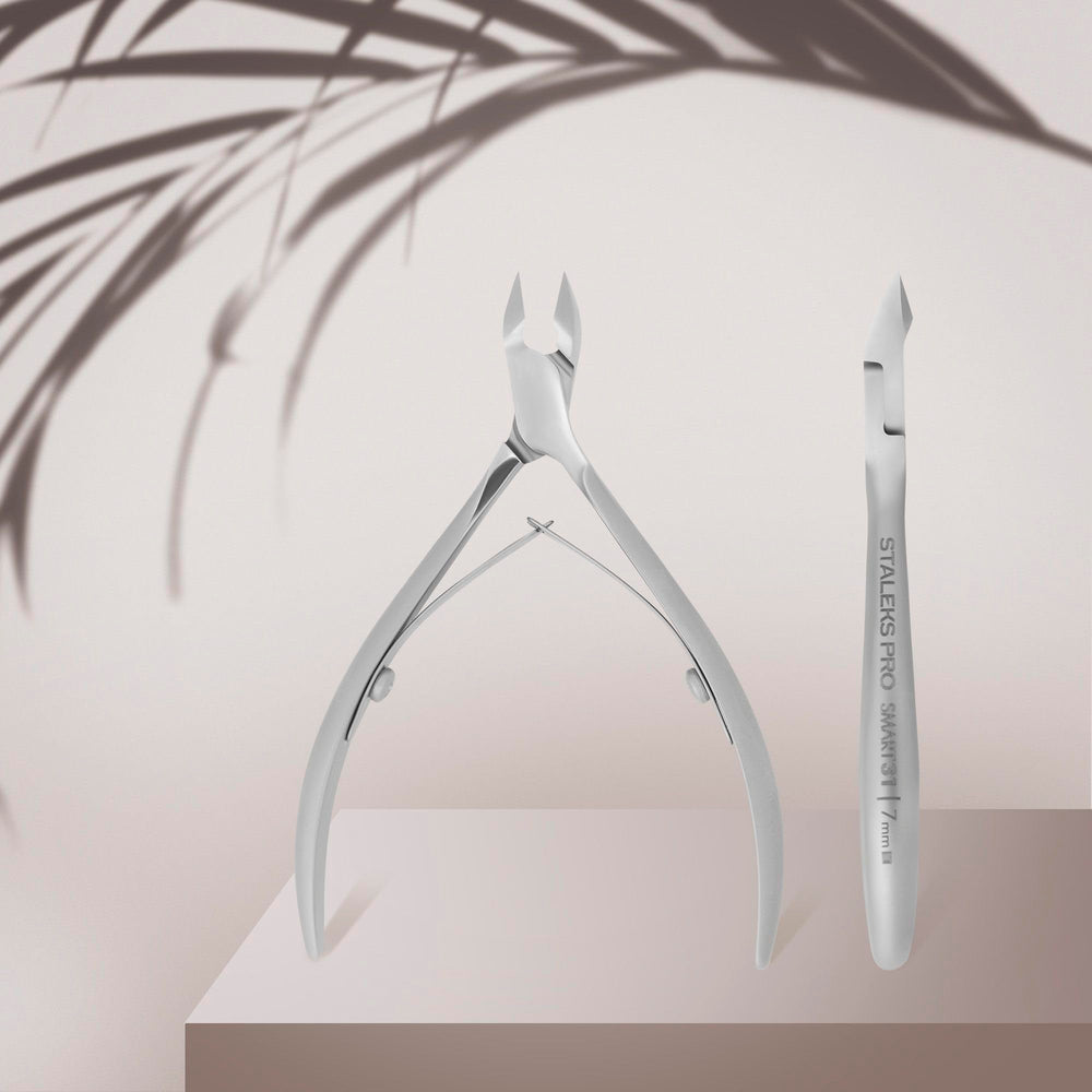 Staleks Pro SMART 31 ergonomic handles visible for comfortable grip and reduced fatigue