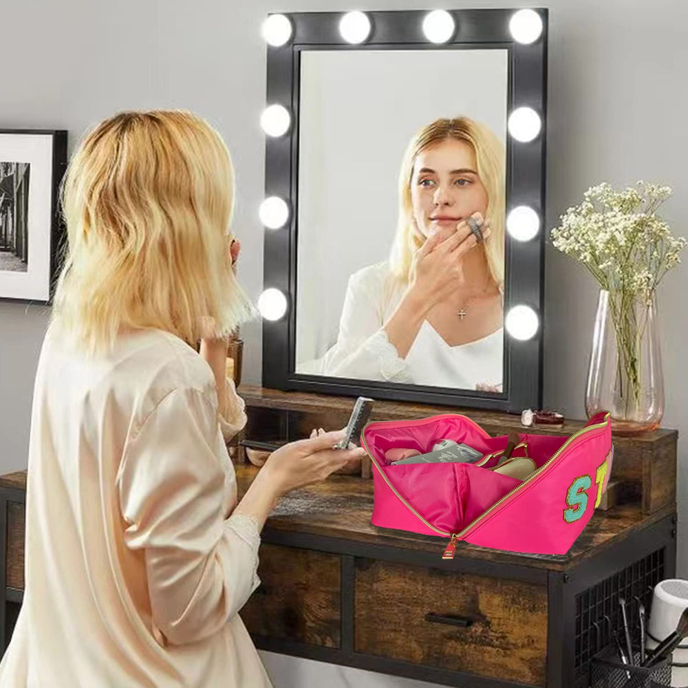 STOMKIRE Preppy Bag con dos compartimentos y bolsillos laterales para organización.