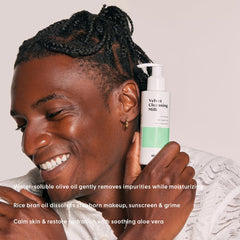 Stratia Velvet Cleansing Milk cream close-up—rich texture for comfortable cleansing.