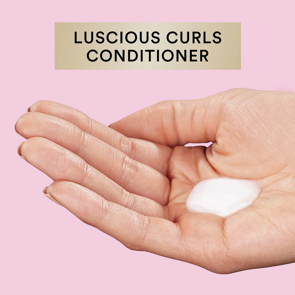 Suave Luscious Curls Conditioner application image shows even product distribution for manageability