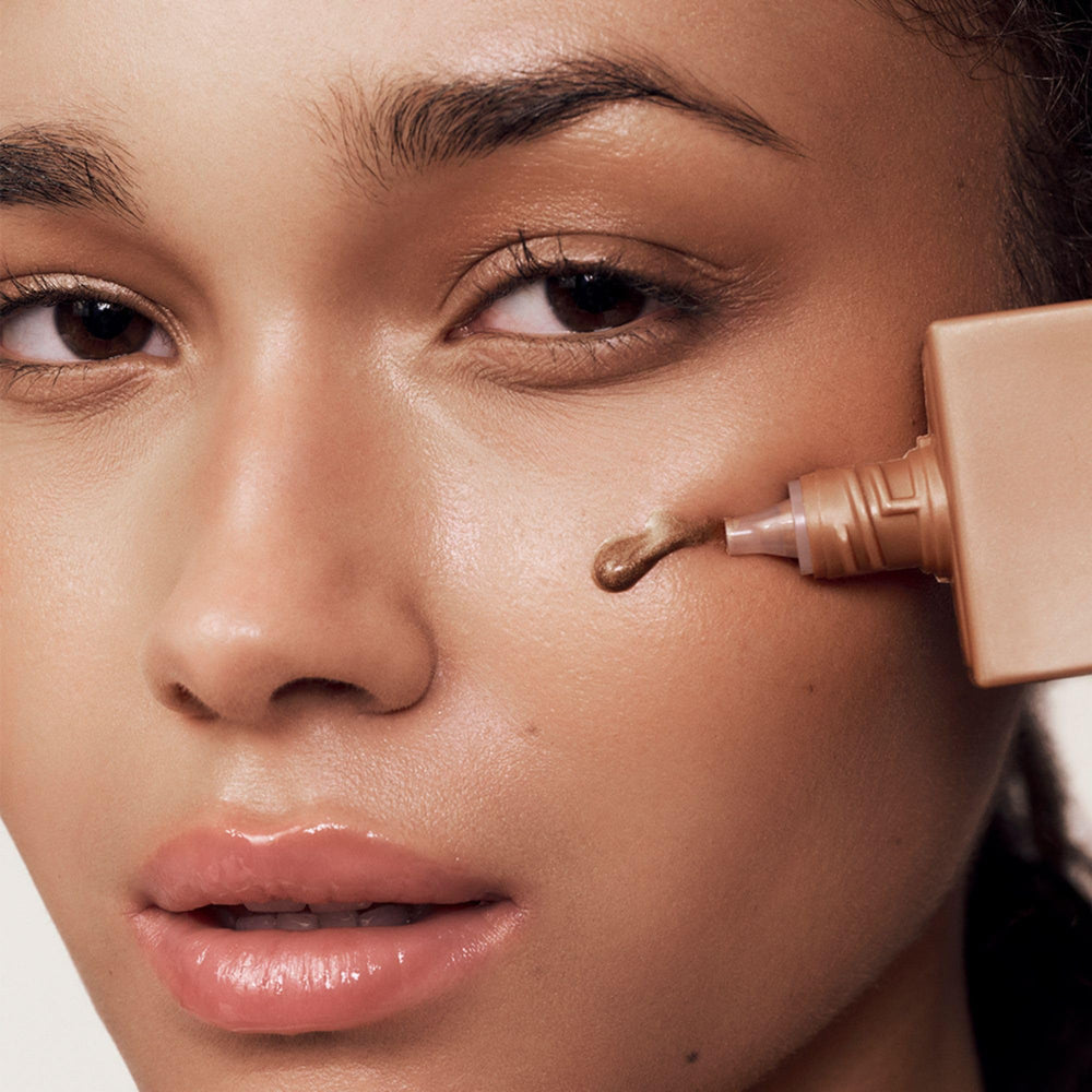 Hyaluronic-rich formula nourishes skin with hydration while adding bronze