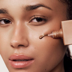 Hyaluronic-rich formula nourishes skin with hydration while adding bronze