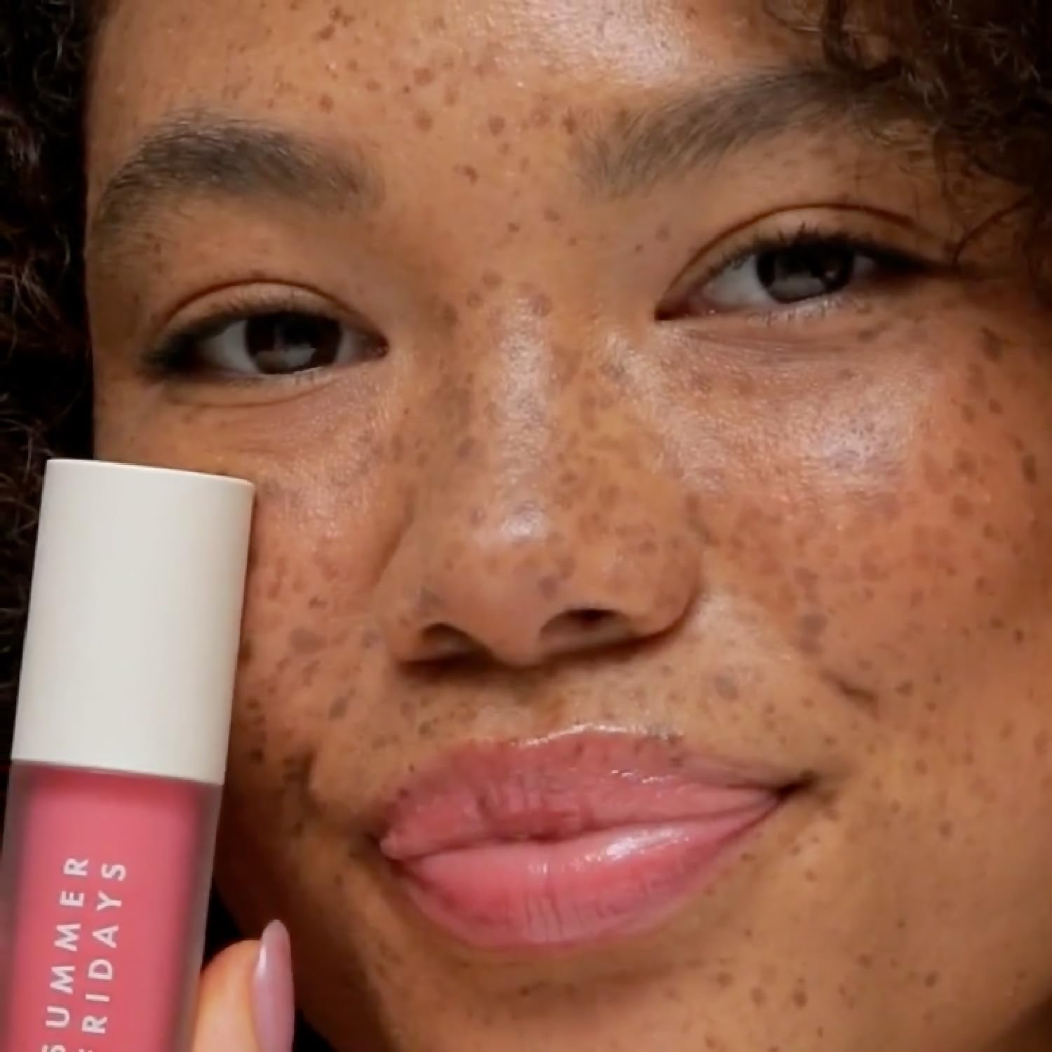 Summer Fridays Dream Lip Oil Pink Cloud lip application highlights non-sticky, long-lasting softness