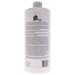 SUPER STAR stabilized cream peroxide developer application demonstrates controlled non-drip color highlights.