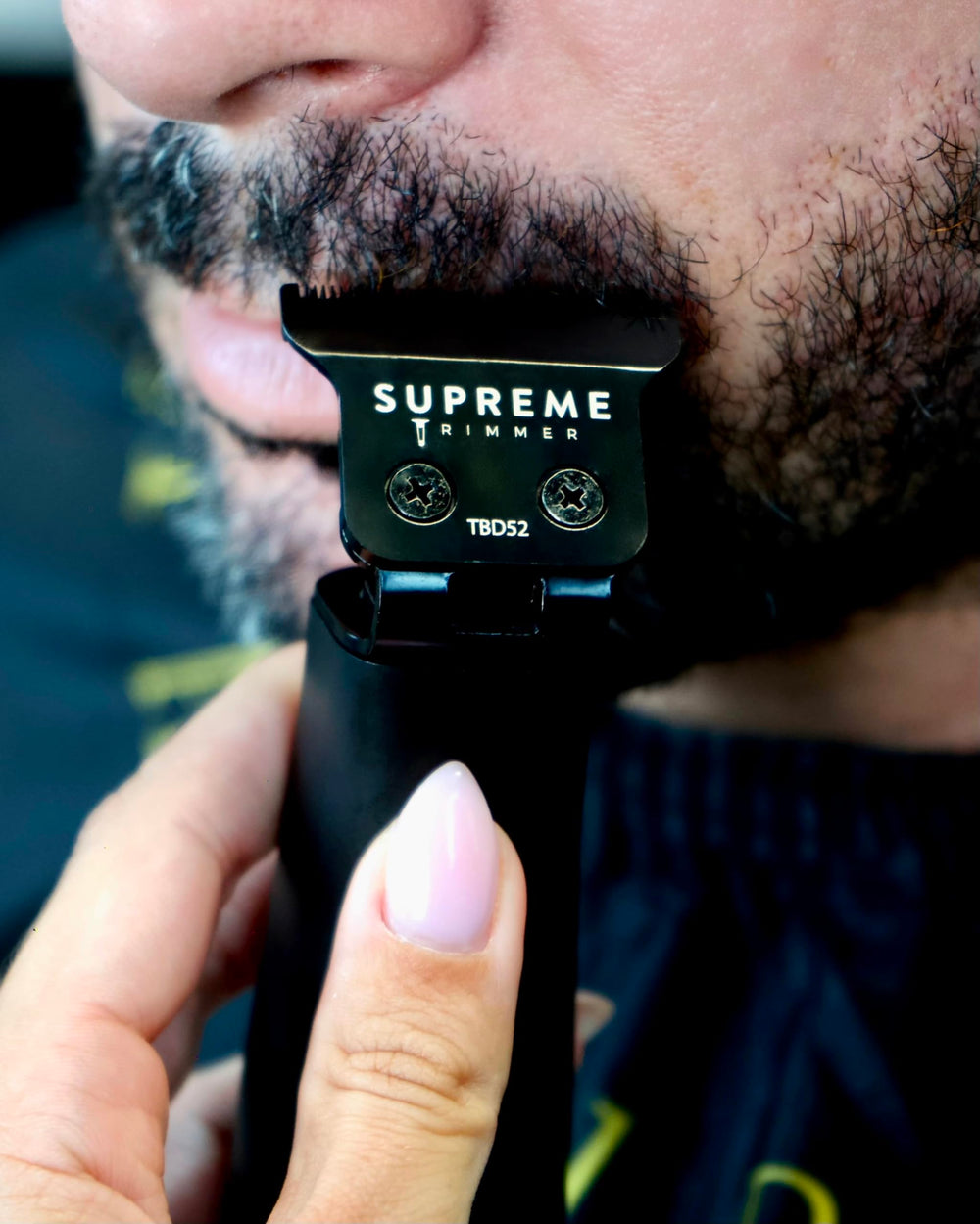 Supreme Trimmer T Shaper LED display shows battery status clearly.
