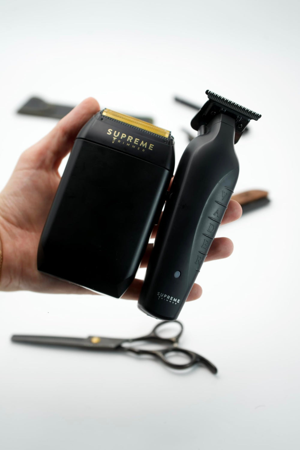 Supreme Trimmer travel-case keeps accessories organized during trips.