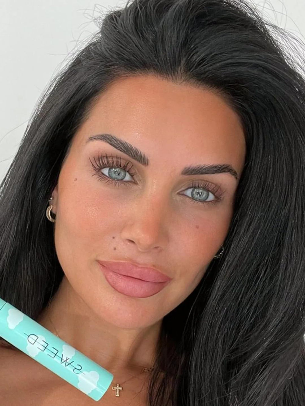 SWEED Cloud Mascara shows a glossy finish that holds a curl all day.