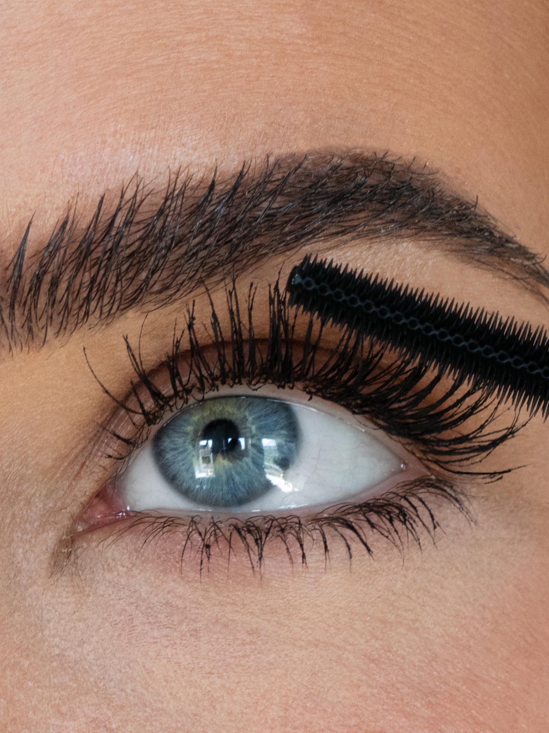 SWEED Cloud Mascara demonstrates lash separation for defined lashes.