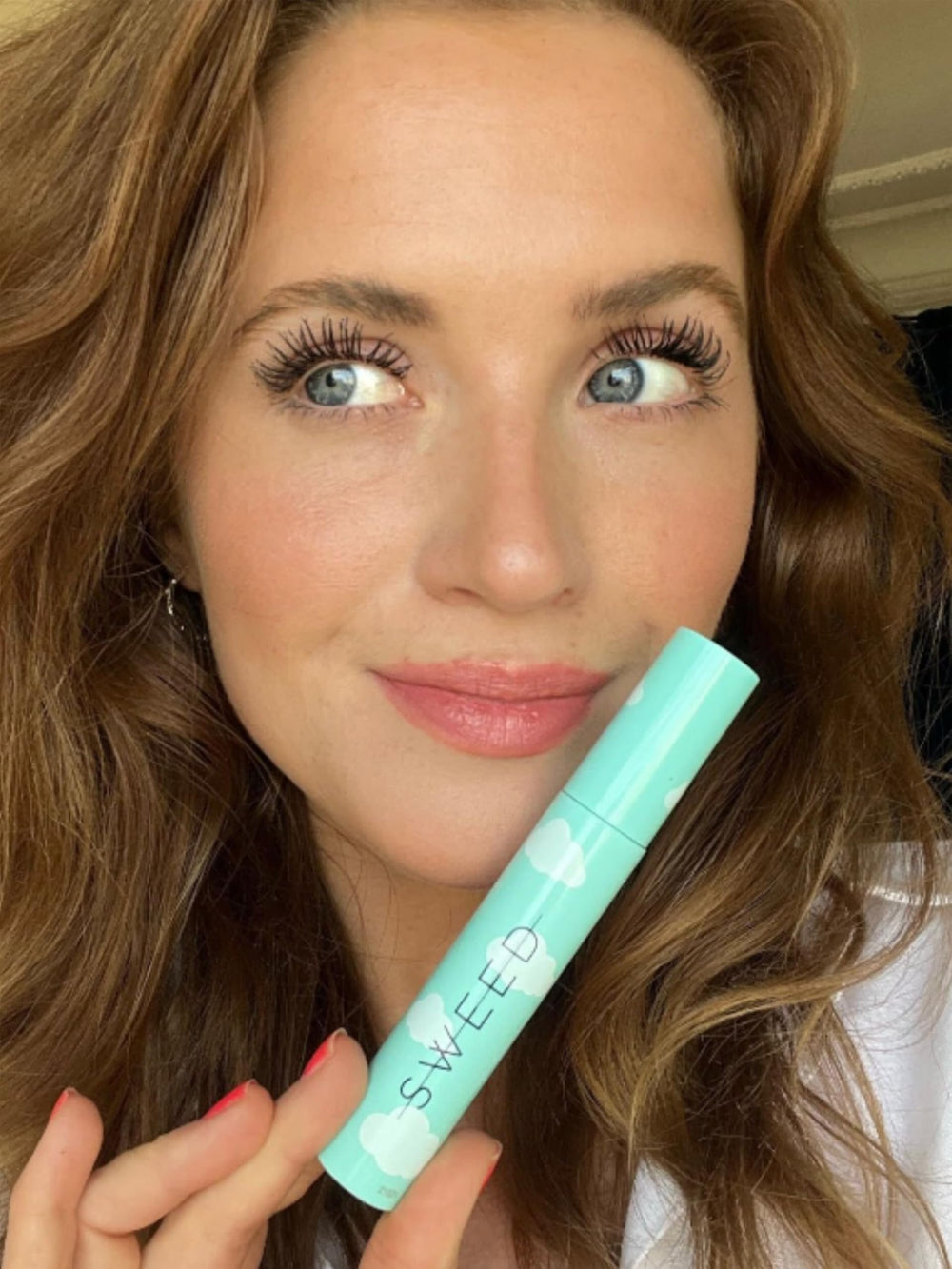 SWEED Cloud Mascara delivers volume and length for a dramatic fan-like look.