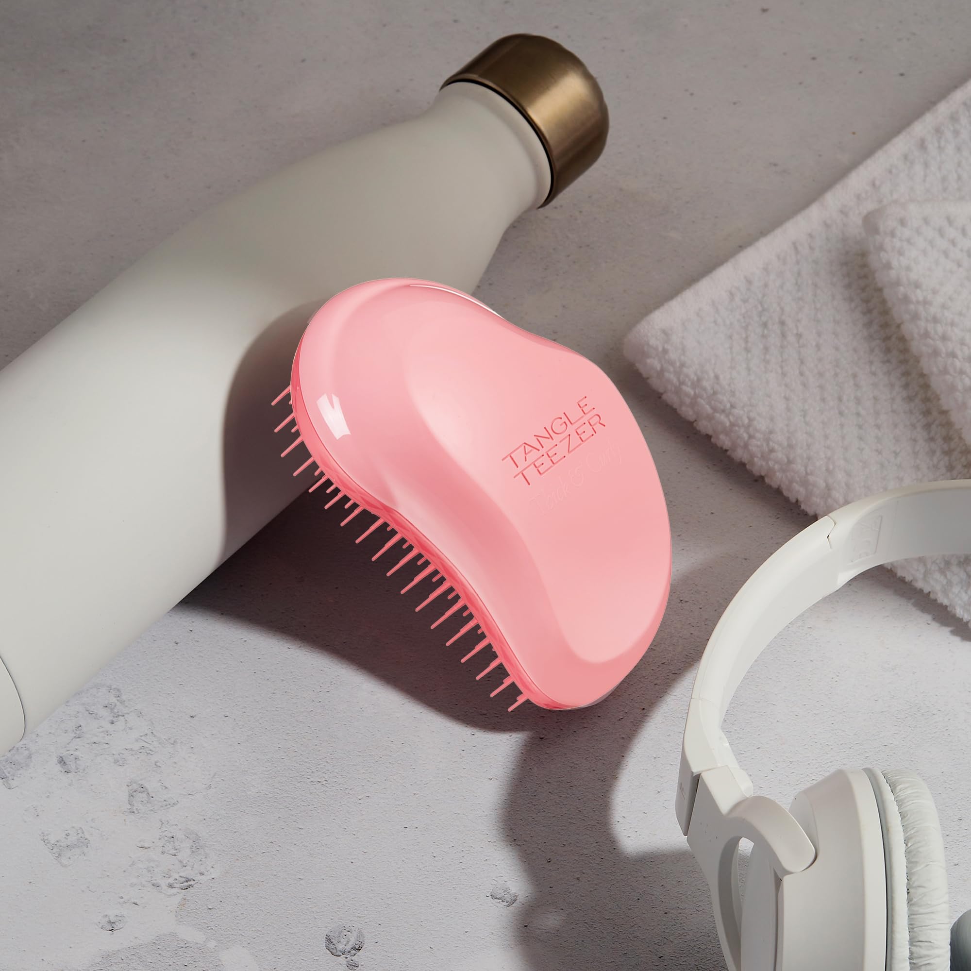 Longer, stronger teeth aid quick detangling and add shine on the go.