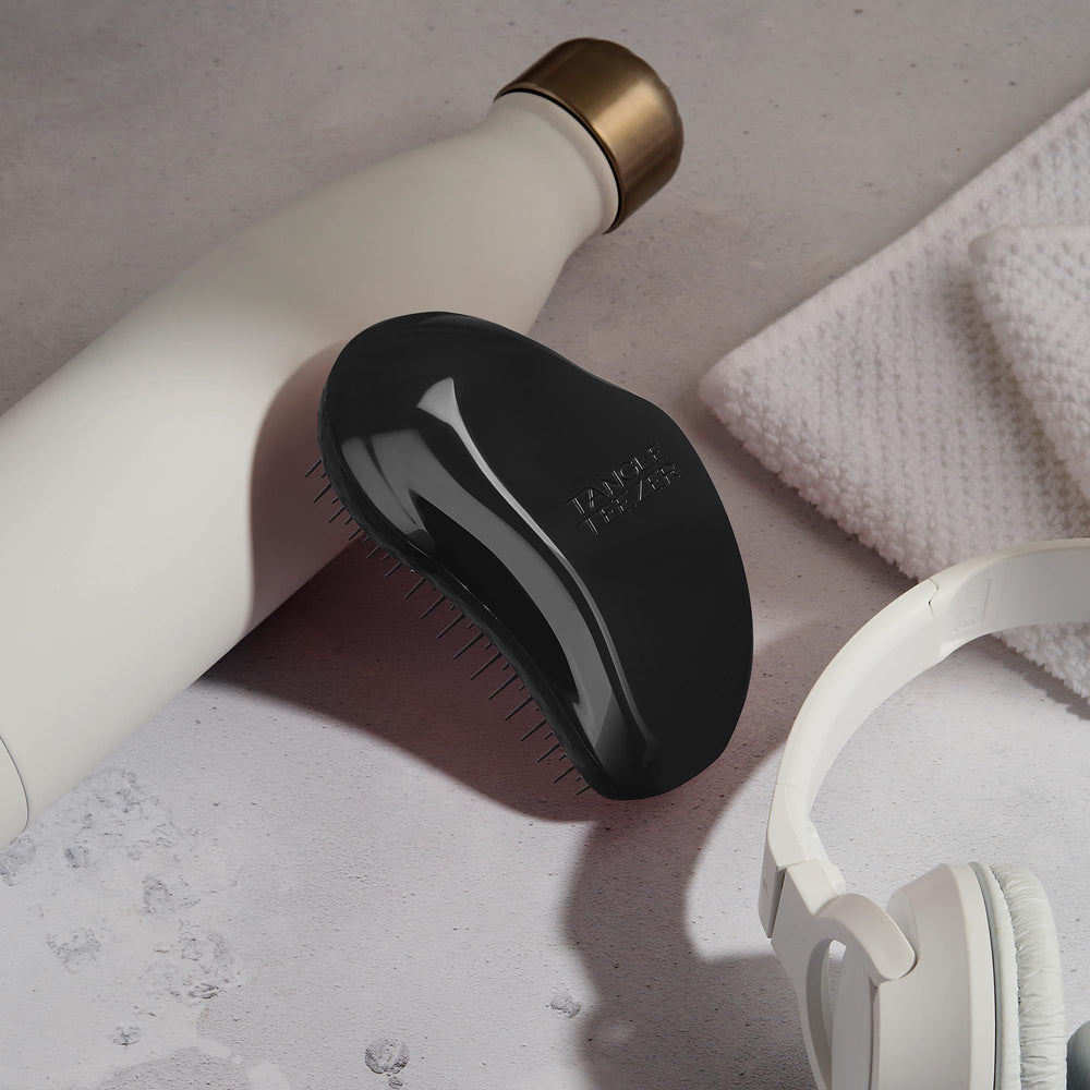 Tangle Teezer Panther Black teeth close-up highlighting long and short teeth for smoothness