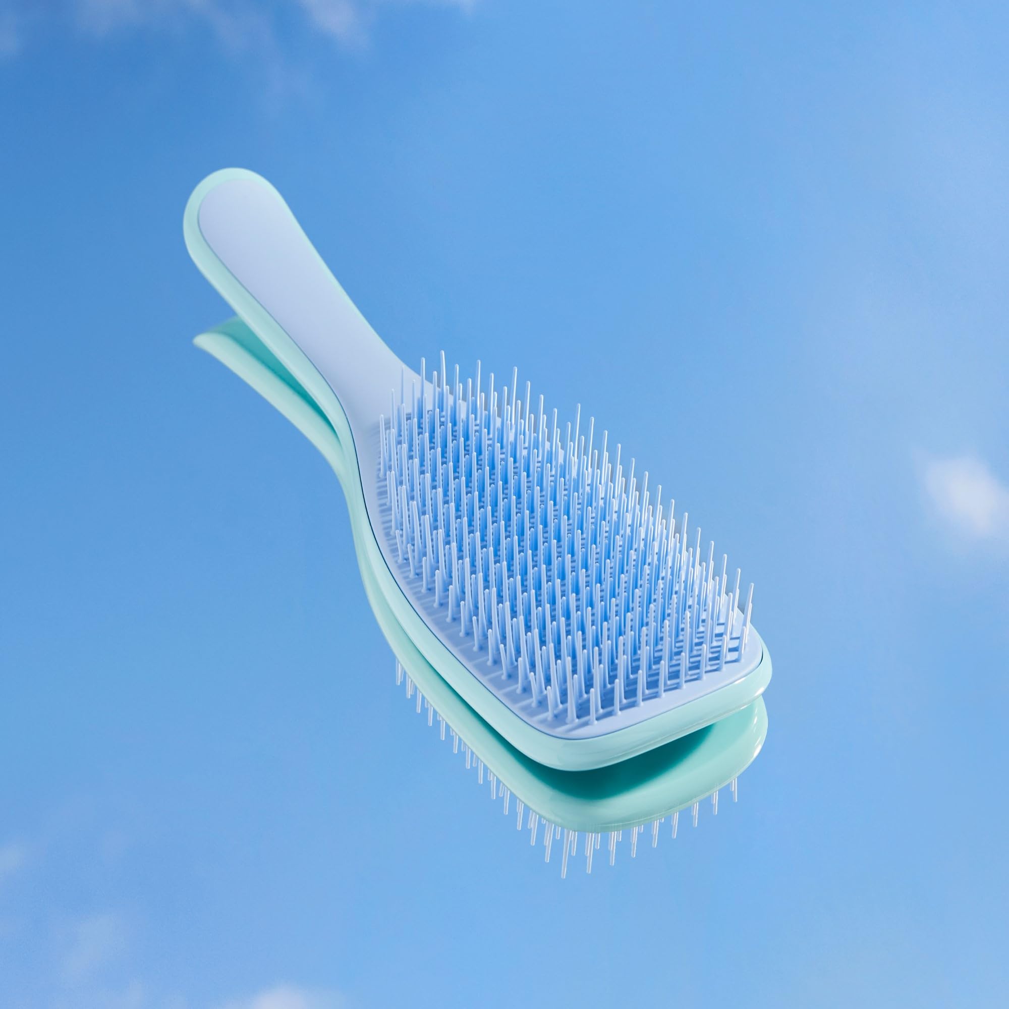 Tangle Teezer Ultimate Detangler frizz-control-demo illustrates smoothing with proper brushing
