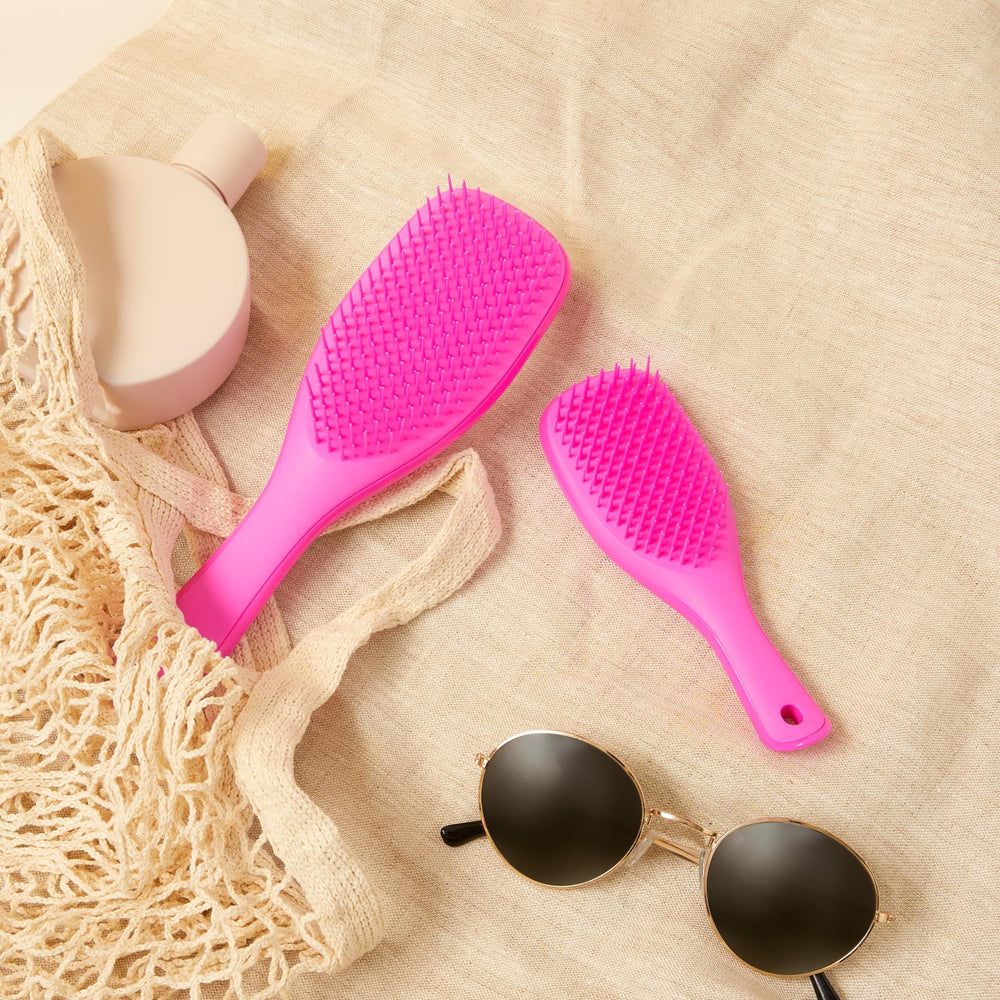 Close-up of soft teeth on curly hair to reduce snagging.