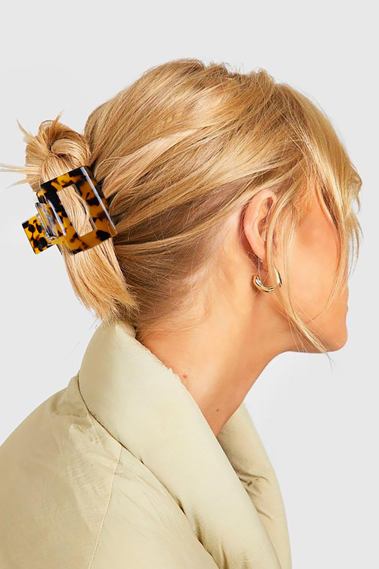 TEBIEKOY clip worn in hair demonstrates non-slip design during movement.