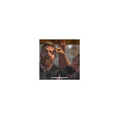 Apply Day Liquid Tonic to beard and skin for soft, conditioned feel.