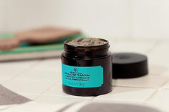The Body Shop Himalayan Charcoal Purifying Glow Mask tingling clay texture ready to apply
