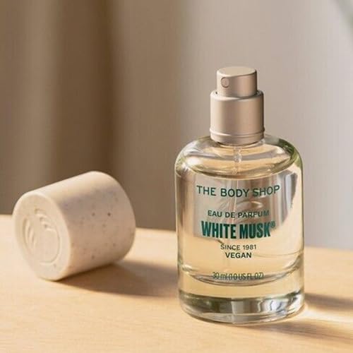 Spray mist detail captures a fresh aldehyde opening with jasmine softness.