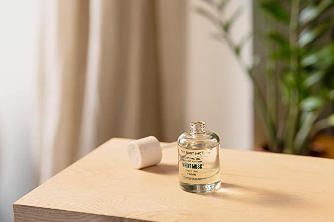 The Body Shop White Musk Perfume Oil arrives in recyclable packaging supporting planet-friendly choices.