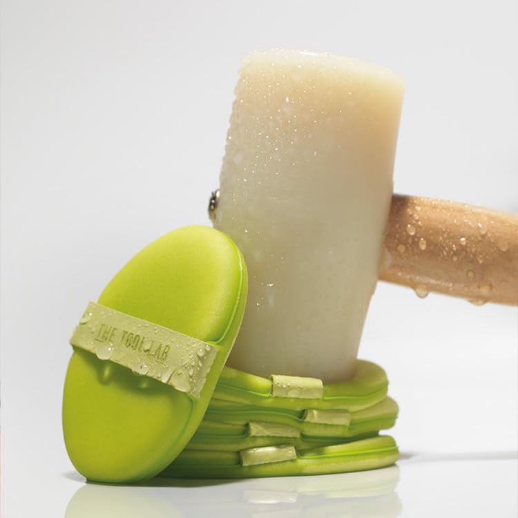 THE TOOL LAB Happyrim Aqua Puff being cleaned; gentle care extends puff life.