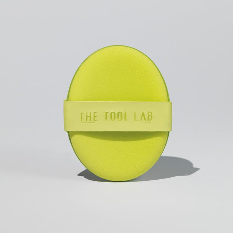 THE TOOL LAB Happyrim Aqua Puff on face for natural finish and even application.