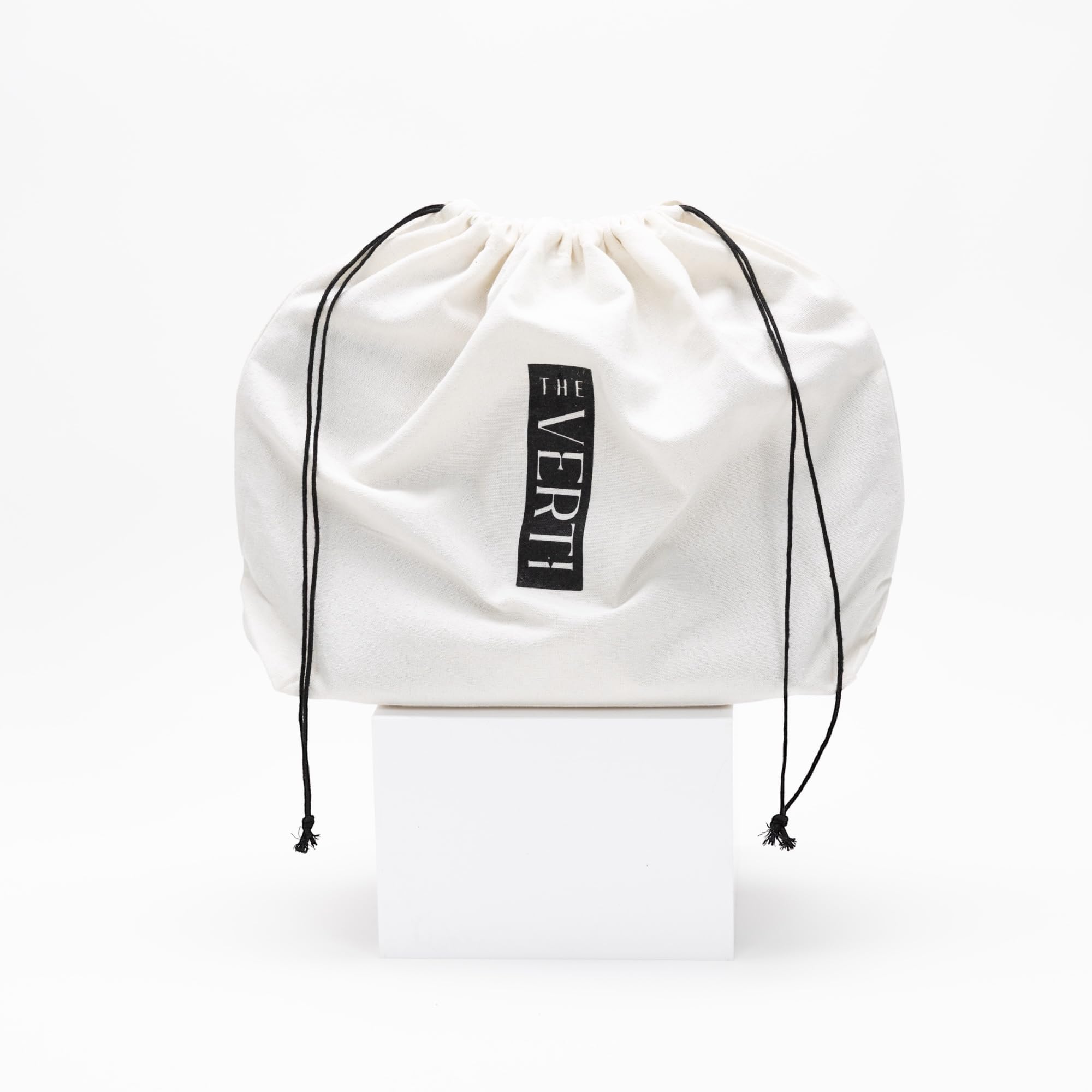 THE VERTI gift-ready packaging highlights a stylish organizer for travelers.