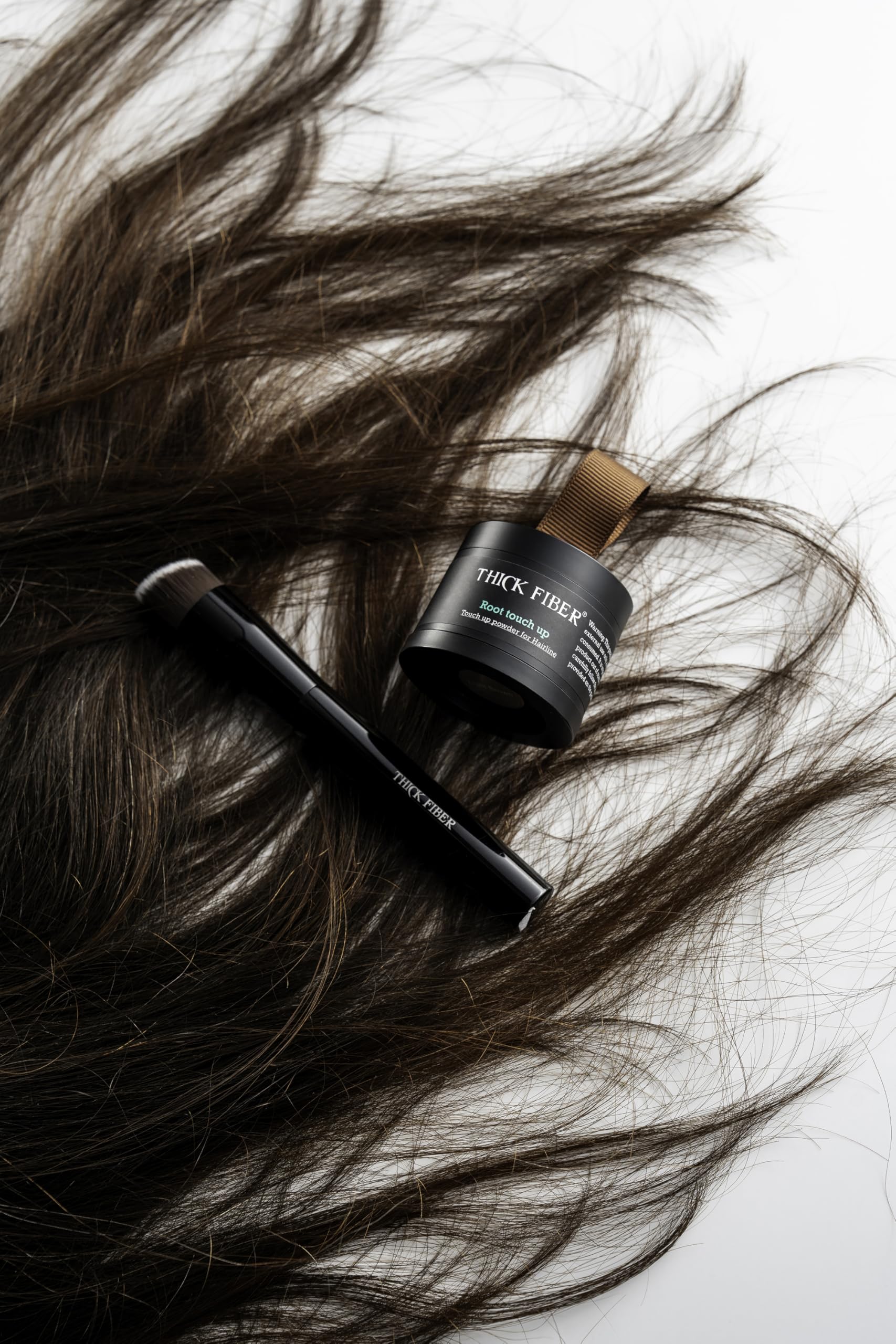 Thick Fiber Root Touch Up Powder in-use demonstrates quick concealment on thinning hairline