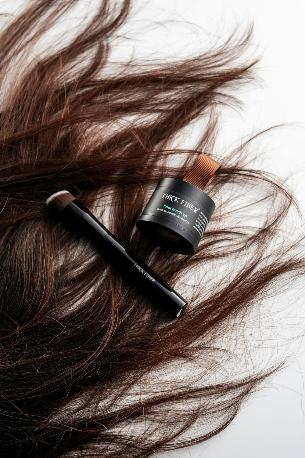 Thick Fiber Root Touch Up Powder in-use demonstrates quick concealment on thinning hairline