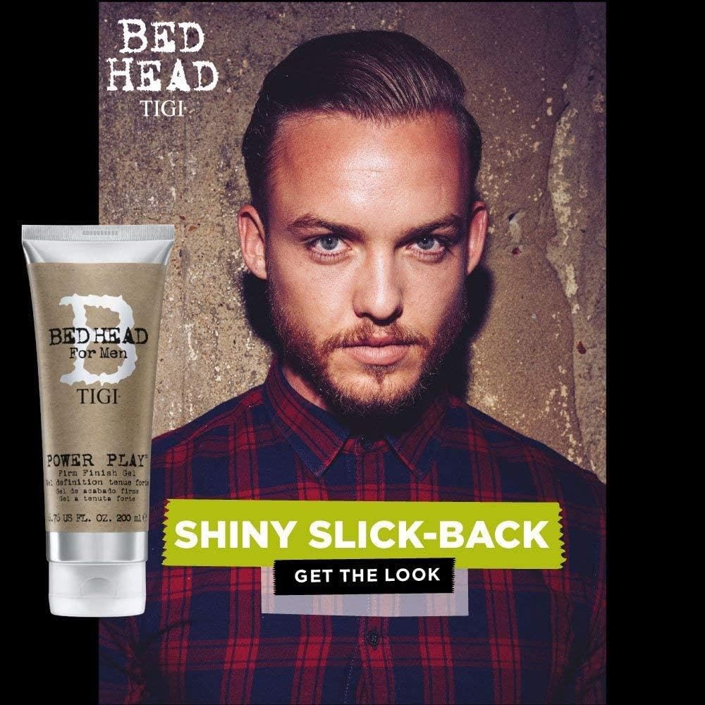 Aplicación del gel Bed Head Power Play en cabello masculino para un look casual y pulido.