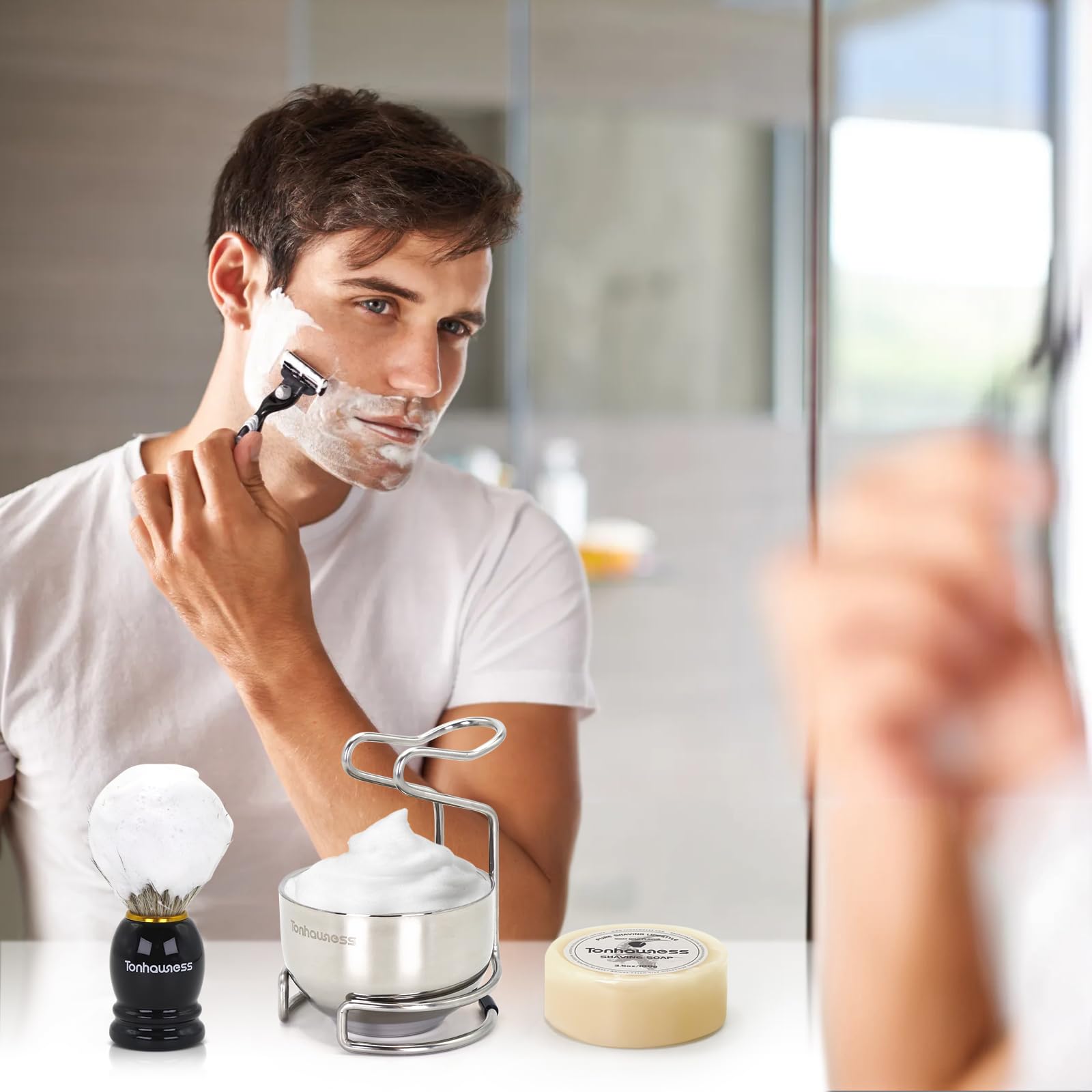 Tonhawness premium men's shaving kit enables a spa-like ritual at home.