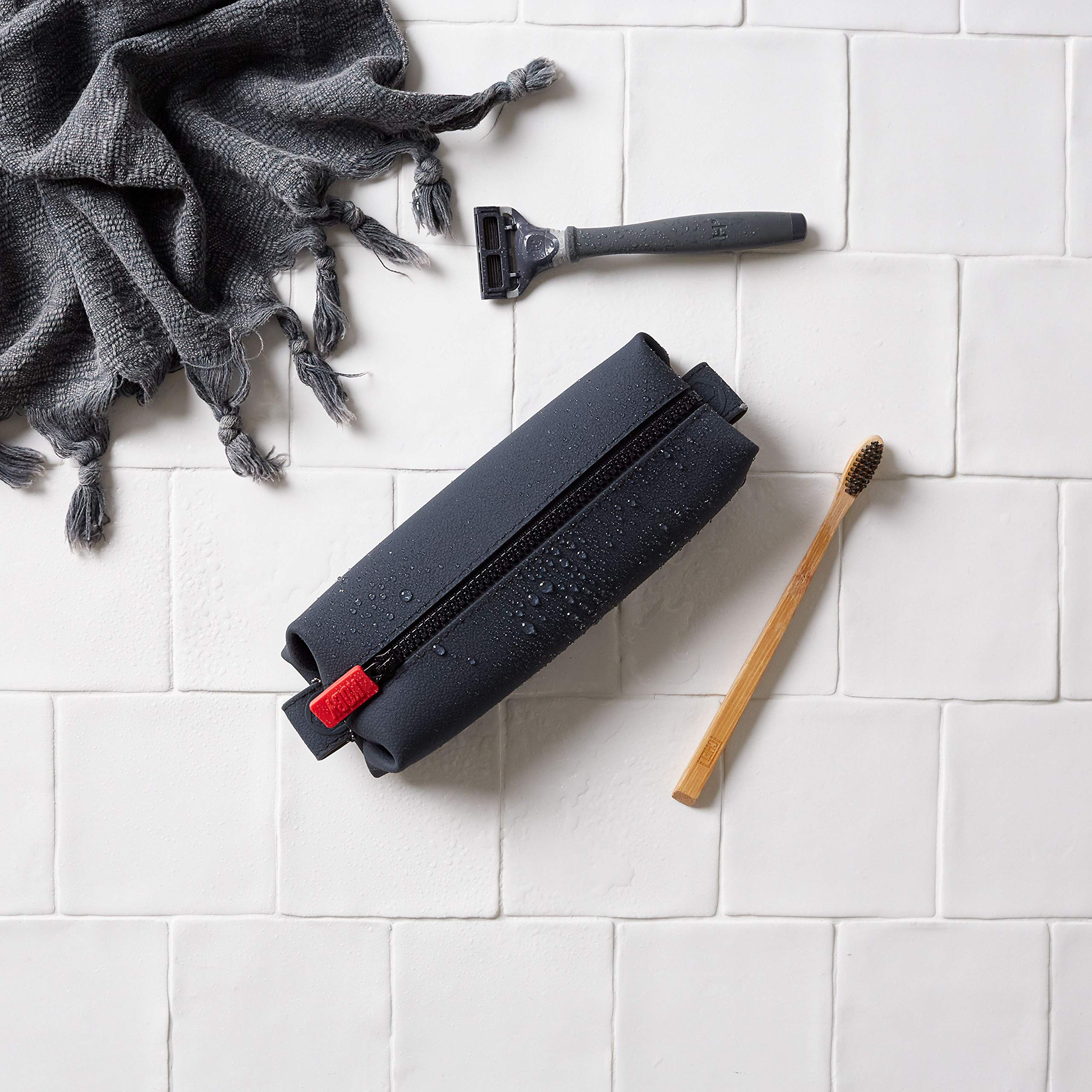 TOOLETRIES Koby Mini organizes daily grooming essentials on the go.