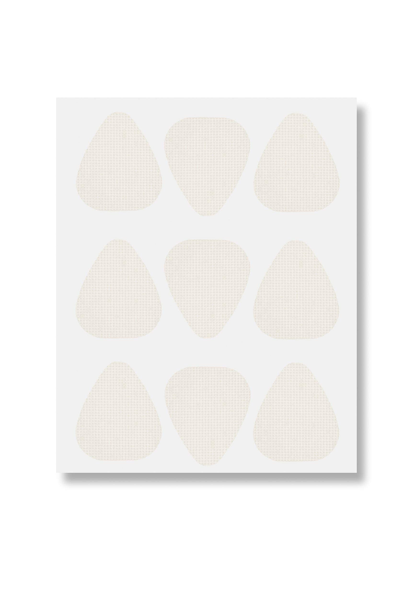 Toute Nuit triangle patches on sensitive skin offer hypoallergenic, gentle experience.