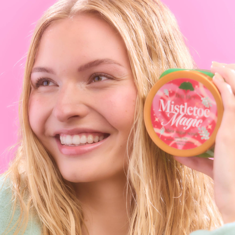 Tree Hut Mistletoe Magic Scrub vanilla-bean note highlights warm, comforting fragrance