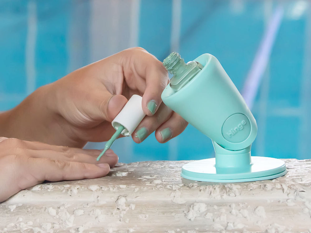 Tweexy Hinge airlock suction creates mess-free polish sessions and secure placement on surfaces.