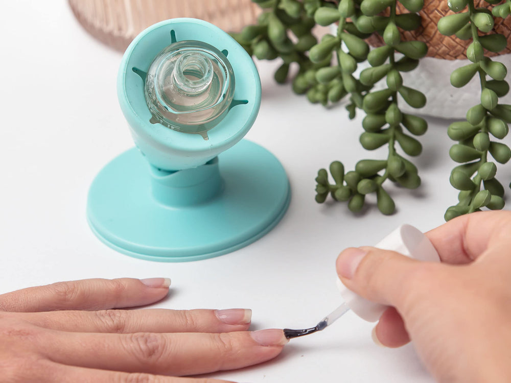 Tweexy Hinge is a great gift idea for nail enthusiasts and pros.